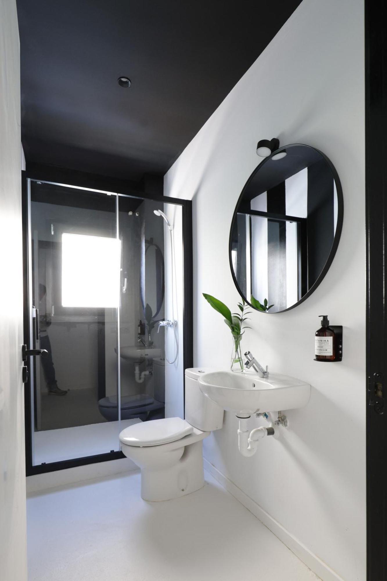 Black And White Hostel Паламос Экстерьер фото